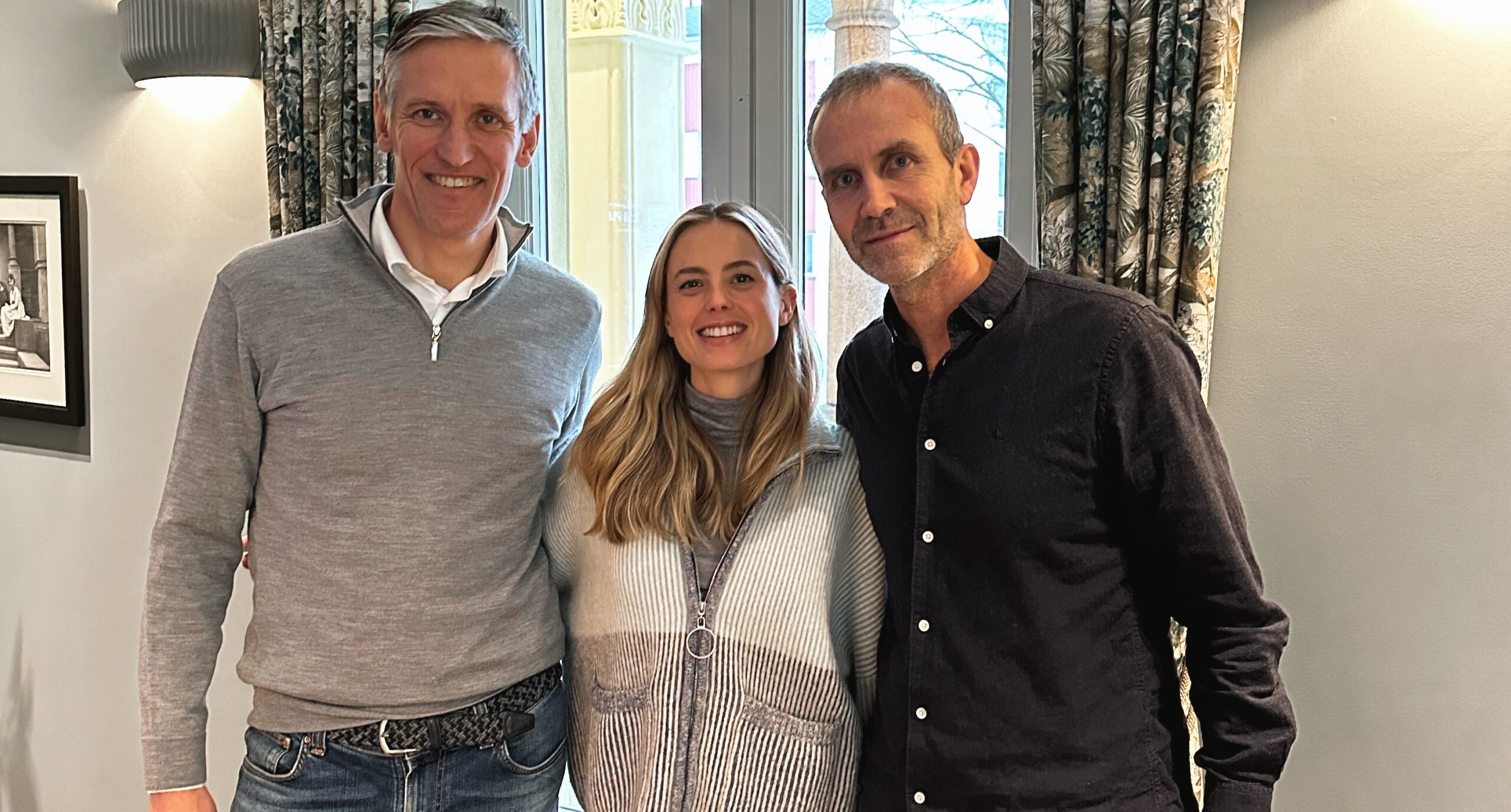 På bildet: Christian Melby, investeringsdirektør og partner, og Hannah Berget, impact manager, Summa Equity med Øystein Moen, partneransvarlig, Zuccarellostiftelsen