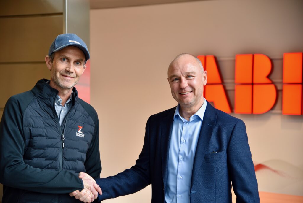 Administrerende direktør i ABB Norge, Per Erik Holsten, og partneransvarlig i Zuccarellostiftelsen, Øystein Moen under signering av samarbeidsavtale i 2024. Foto: ABB